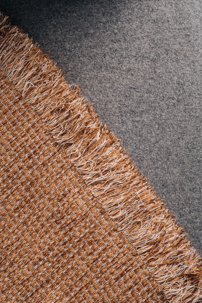 DECORATIVE THROW CHESS HONEY