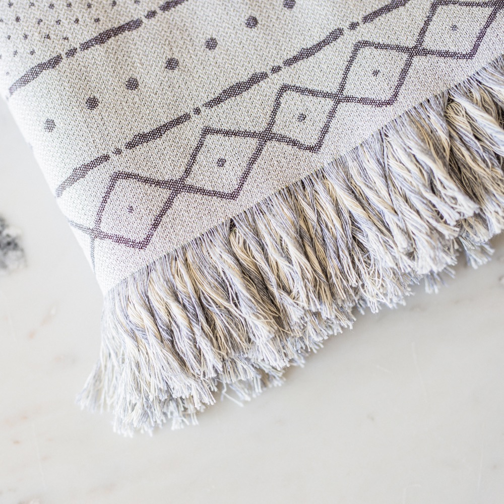 DECORATIVE THROW PIEDRA GREY
