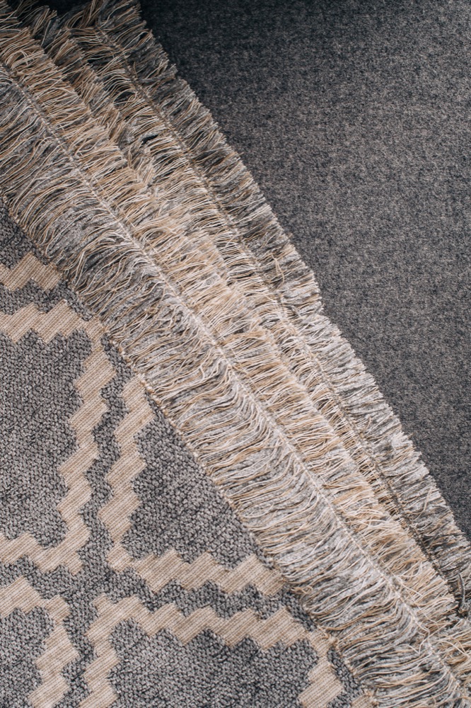 DECORATIVE THROW ALDO CHENILLE LIGHT GREY