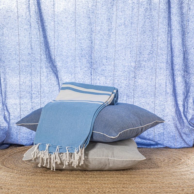 Φωτογραφία από COTTON THROW SKYBLUE WITH STRIPE