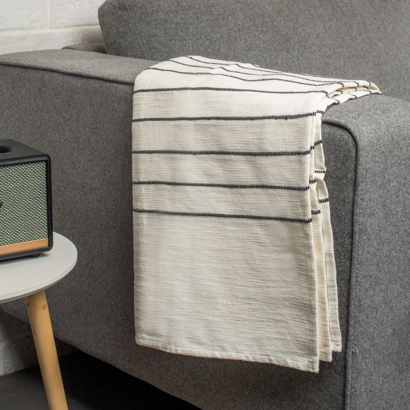 Φωτογραφία από COTTON THROW WHITE  WITH BLACK STRIPES 160X230