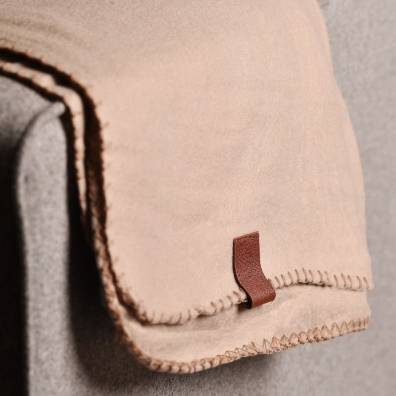 Φωτογραφία από POLAR FLEECE TAUPE LEATHER DETAIL 120X180 SOFA BLANKET