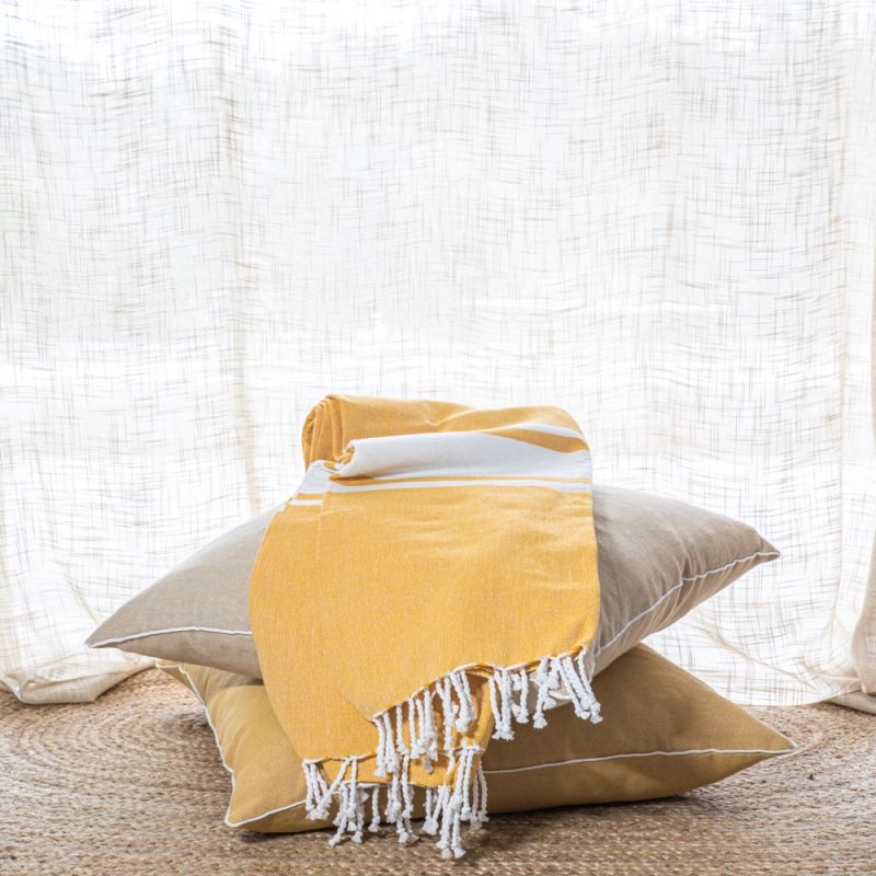 Φωτογραφία από COTTON THROW MUSTARD WITH STRIPE