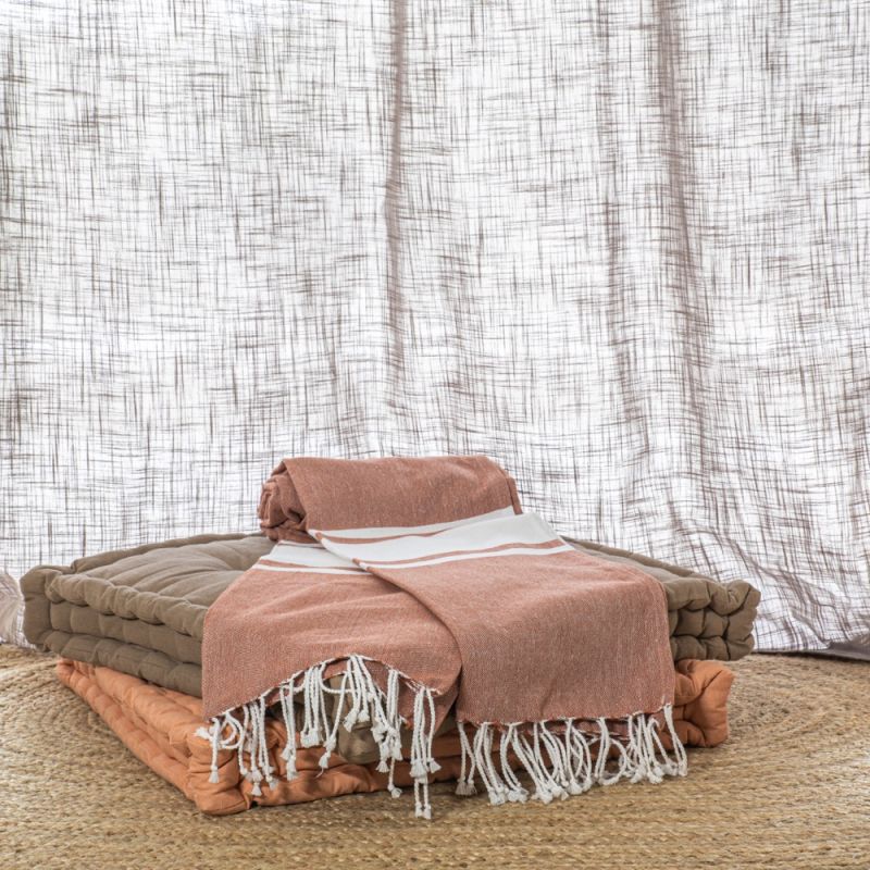 Φωτογραφία από COTTON THROW TERRACOTTA WITH STRIPE